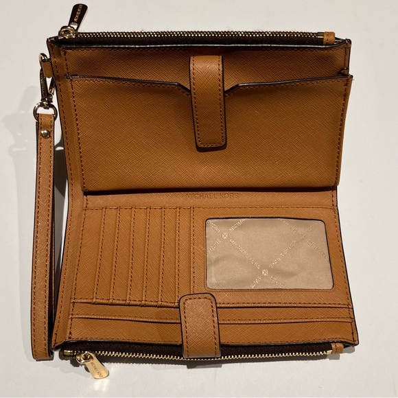 NWOT Michael Kors Women's Jet Set Travel Signature Logo Smartphone Wallet Brown - Picture 2 of 4